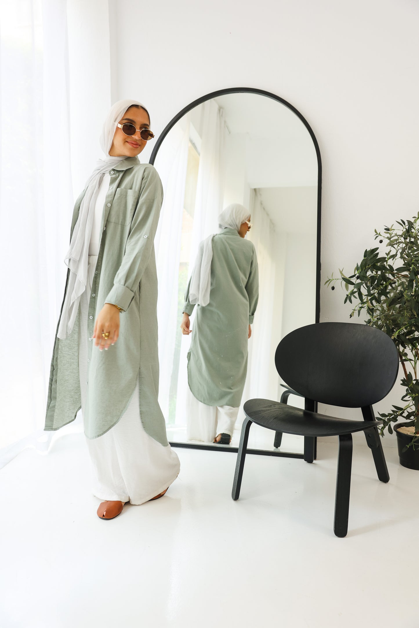 The linen cotton shirt in (olive)