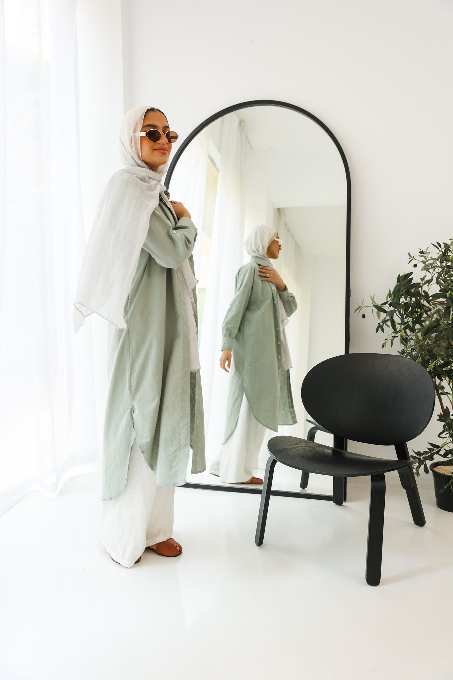 The linen cotton shirt in (olive)